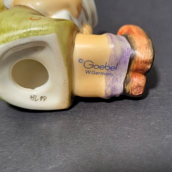 Goebel Hummel Girl with Sheet Music figurine - Picture 5 of 6